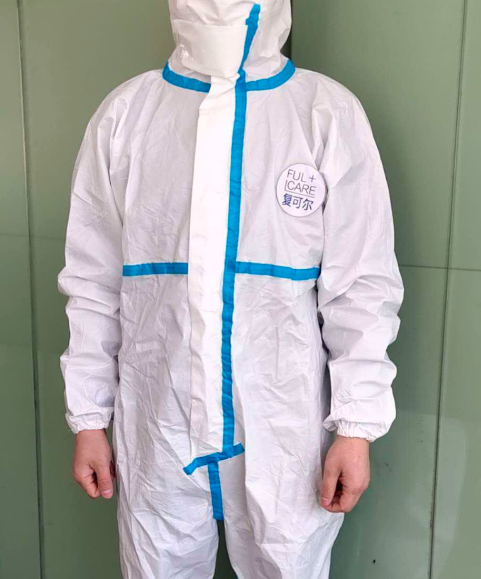 combi-full Un masque chirurgical à usage unique déplié en tissu bleu